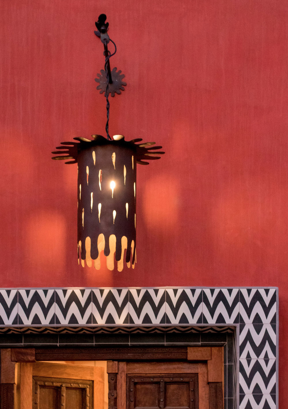 Jeff Shelton, lanterna etnica di Casa Africana Jeff Shelton designer, Casa Africana. Lantena etnica design esterni