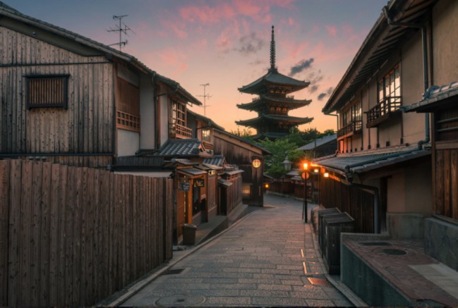 Leslie Taylor, Yasaka Pagoda Sunset in Kyoto. Questa foto, definita "la fotografia più bella di Kyoto", ritrae una strada apparentemente tranquilla che conduce alla Pagoda Yasaka.