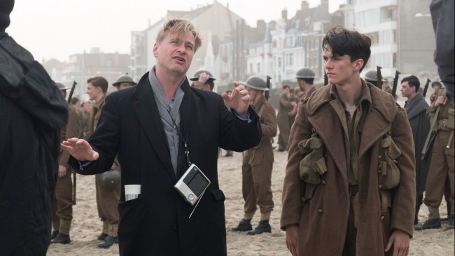 Christopher Nolan e Fionn Whitehead sul set di Dunkirk Christopher Nolan e Fionn Whitehead sul set di Dunkirk