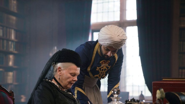 Victoria & Abdul (2017) Victoria & Abdul (2017), film di Stephen Frears. Judi Dench e Ali Fazal in una scena del film