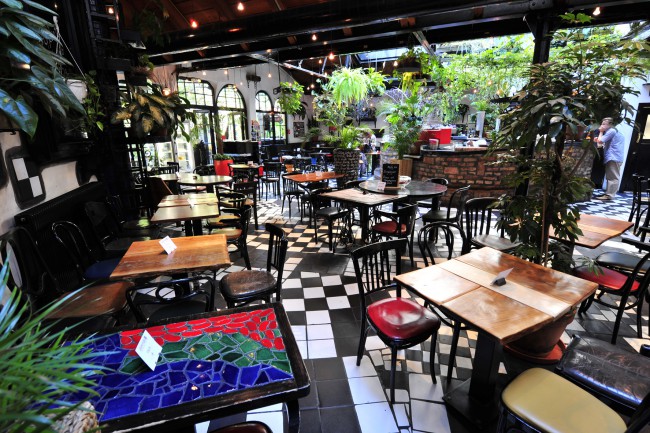 Kunst und Cafè presso il Hundertwasserhaus, Vienna Kunst und Cafè presso il Hundertwasserhaus, Vienna