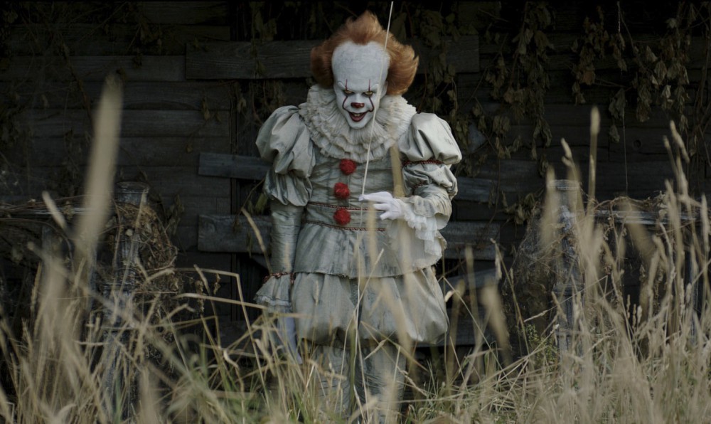 IT (2017) diretto dal regista Andrés Muschietti. Il film è tratto dall'omonimo romanzo di Stephen King. Nella scena, Bill Skarsgård interpreta Pennywise il clown