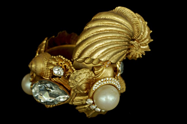 Gianfranco Ferré mostra Sotto un’altra luce Gioielli e Ornamenti Bracciale conchiglie PE 92 Gianfranco Ferré mostra Sotto un'altra luce Gioielli e Ornamenti Bracciale conchiglie PE 92
