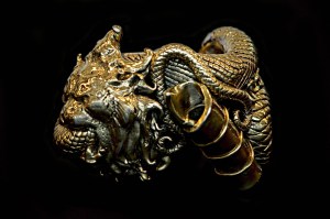 Gianfranco Ferré, mostra Sotto un'altra luce Gioielli e Ornamenti Bracciale leone AI 92-93