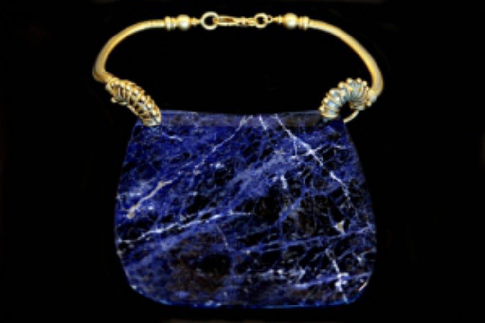 Gianfranco Ferré mostra Sotto un'altra luce Gioielli e Ornamenti Collana blu PE 97