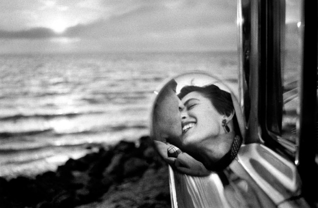 Elliott Erwitt, California kiss Elliott Erwitt, California kiss. Malibu, 1955