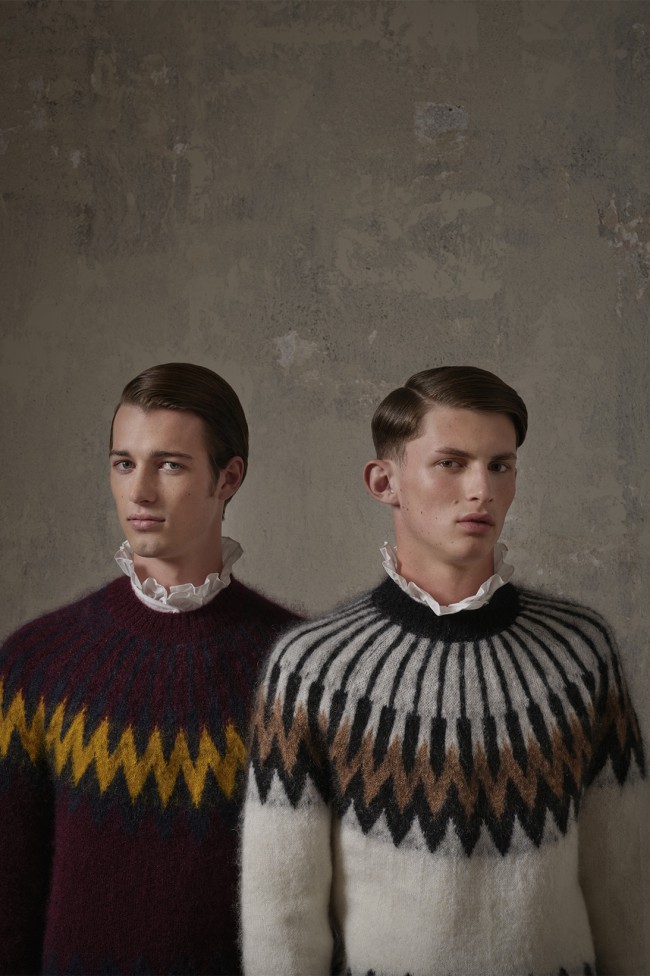 Collezione Erdem X H&M. Jumper da uomo a chevron. Foto di Michal Pudelka