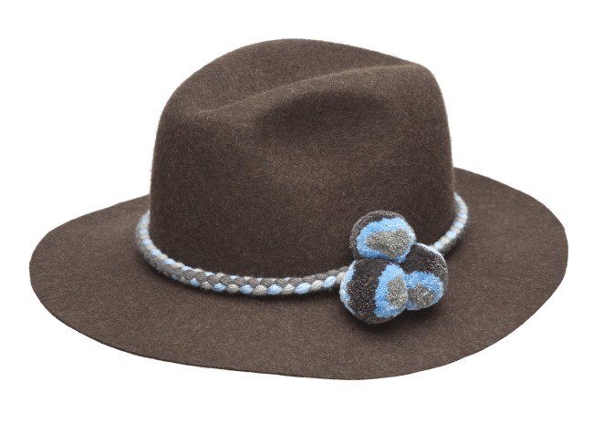 Leontine Vintage è una collezione di cappelli e accessori per capelli Made In Italy dallo charme d’antan in chiave 2.0. Ecco la collezione Fall/Winter 2017.