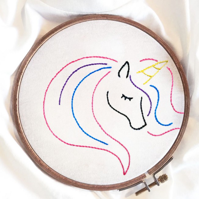 Melidé, Unicorn Intervista a Melidé. Foto: T-shirt Unicorn di Melidé, ecosostenibile, handmade e Made in Italy. Dettaglio del ricamo