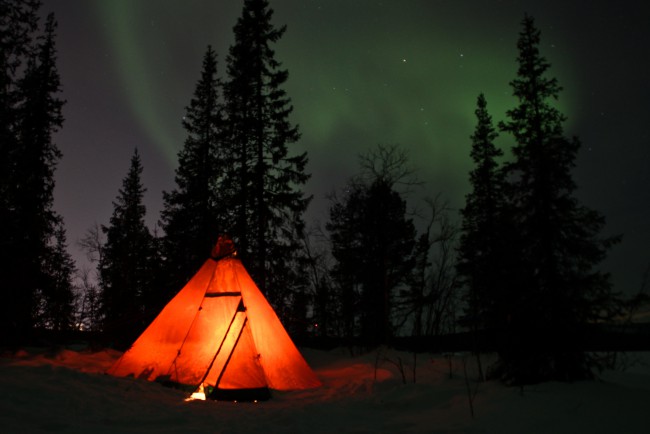 Oguzhan Erim, Kiruna Oguzhan Erim, Kiruna. Aurora boreale in Svezia, una tenda nella neve