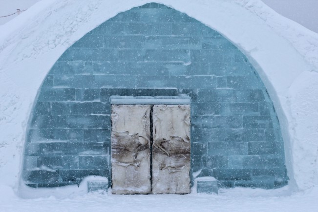Oguzhan Erim, Kiruna Oguzhan Erim, Kiruna. Esterno dell'ICEHOTEL di Jukkasjärvi