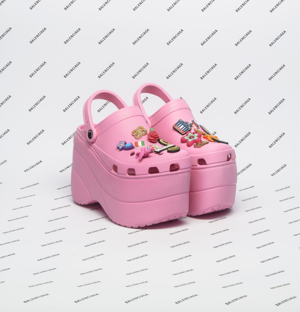 Crocs zeppate rosa tempestate di ninnoli in stile kawaii. Demna Gvasalia per Balenciaga