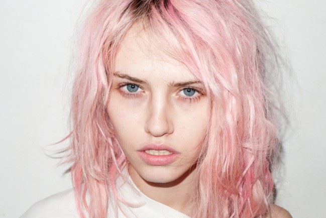 Charlotte Free by Terry Richardson. Millennial Pink, non solo un colore ma un atteggiamento. Nella foto, Charlotte Free con i capelli millennial pink