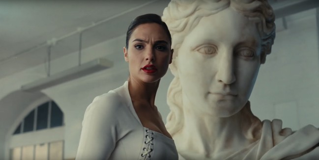 Justice League Wonder Woman in Justice League. Gal Gadot in una scena del film tratta dal trailer