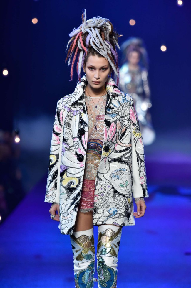 Marc Jacobs runway Spring Summer 2017 NYFW show. Bella Hadid con dreadlock arcobaleno