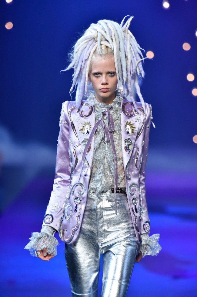 Marc Jacobs runway Spring Summer 2017 NYFW show. Marjan Jonkman con dreadlock arcobaleno