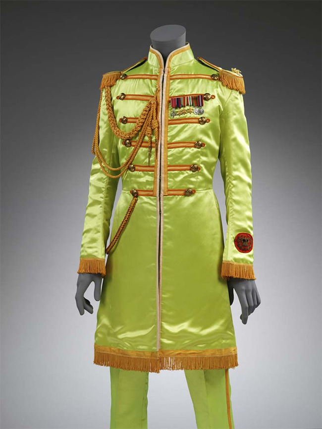 Abito di John Lennon per Stg. Pepper, 1967, mostra Fabbrica del Vapore, Milano Abito di John Lennon per Stg. Pepper, 1967, mostra Fabbrica del Vapore, Milano