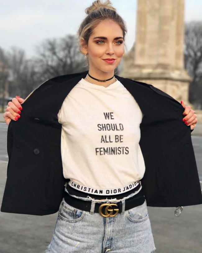 Chiara Ferragni su Instagram con T-shirt “We should all be feminists” by Maria Grazia Chiuri per Dior durante la Paris Fashion Week 2017