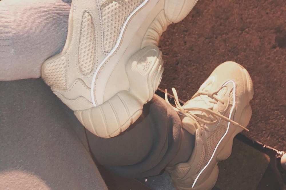 Kim Kardashian, Kanye West e la nuova campagna di Yeezy su Instagram. Foto: le sneaker Adidas Yeezy desert rat 500 white reflective indossate da Kim Kardashian