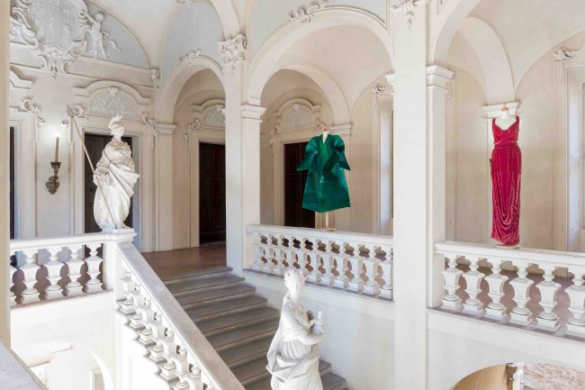 Ricerche di stile. Gli Archivi Mazzini a Palazzo Tozzoni "Ricerche di stile. Gli Archivi Mazzini a Palazzo Tozzoni" è la mostra a Imola sugli abiti simbolo della storia della moda