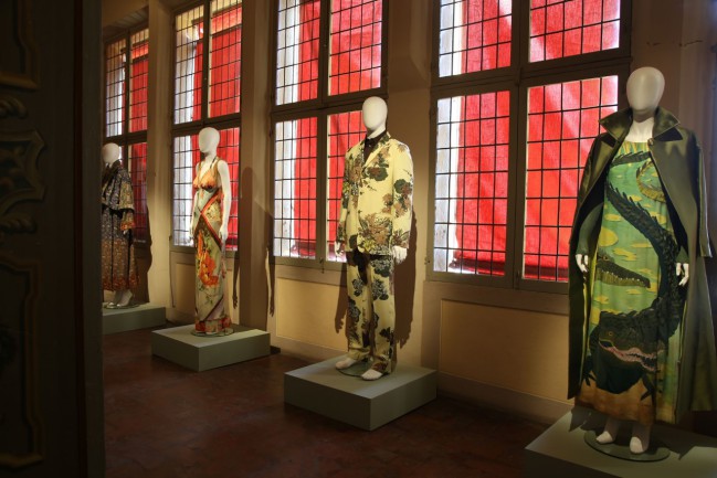 Ricerche di stile. Gli Archivi Mazzini a Palazzo Tozzoni "Ricerche di stile. Gli Archivi Mazzini a Palazzo Tozzoni" è la mostra a Imola sugli abiti simbolo della storia della moda