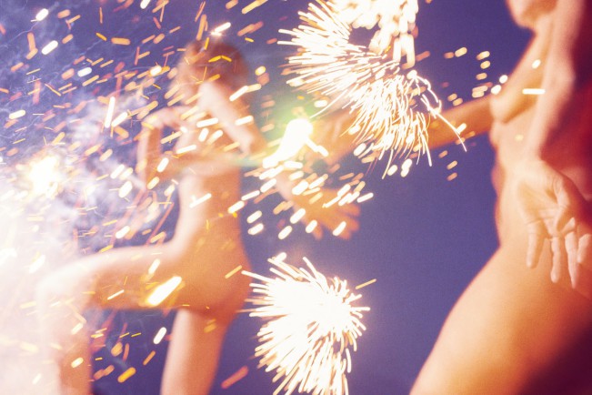 Ryan McGinley, Hand Out Ryan McGinley, Hand Out, 2013. "Way Far" serie. Nel lavoro del fotografo americano Ryan McGinley troviamo tutto. Sentimenti e pulsioni che talvolta tendiamo a nascondere, ritratti in modo perfetto.