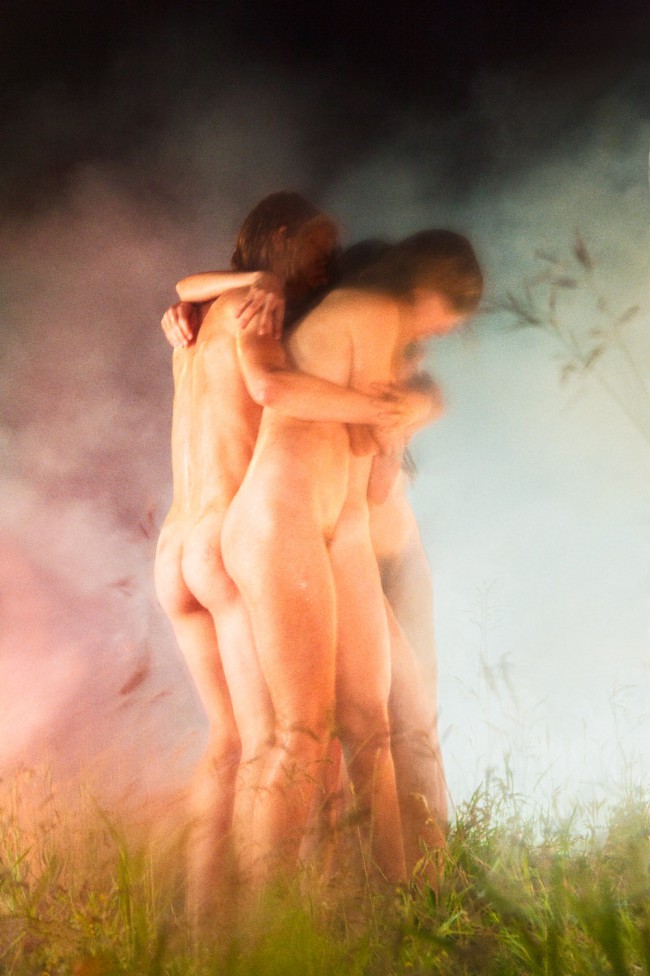 Ryan McGinley, Huddle, 2012. "Way Far" serie. Nel lavoro del fotografo americano Ryan McGinley troviamo tutto. Sentimenti e pulsioni che talvolta tendiamo a nascondere, ritratti in modo perfetto.