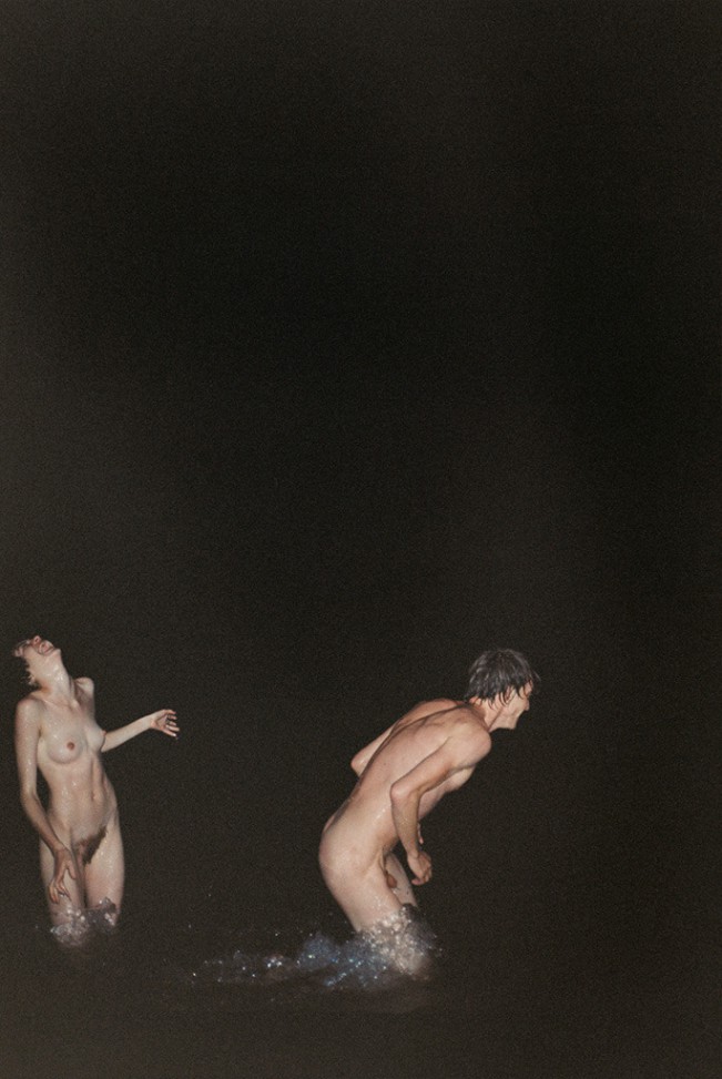 Ryan McGinley, Tim and Dakota Ryan McGinley, Tim and Dakota, 2002. "Whistle for the Wind" serie. Nel lavoro del fotografo americano Ryan McGinley troviamo tutto. Sentimenti e pulsioni che talvolta tendiamo a nascondere, ritratti in modo perfetto.