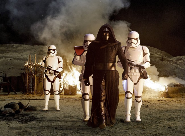 Star Wars: episodio VIII – Gli ultimi Jedi Star Wars: episodio VIII - Gli ultimi Jedi finalmente al cinema. Adam Driver nei panni di Kylo Ren in una scena del film con al seguito un manipolo di Stormtrooper