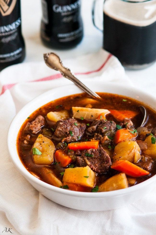 Stufato di carne irlandese con patate, verdure e salsa Guiness, Irish stew. Guida di Dublino: cosa mangiare