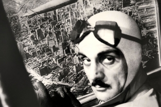 Carlo Mollino in 'Trucco aereo', assieme a Piero Martina mette in scena un volo sopra Manhattan, 1942