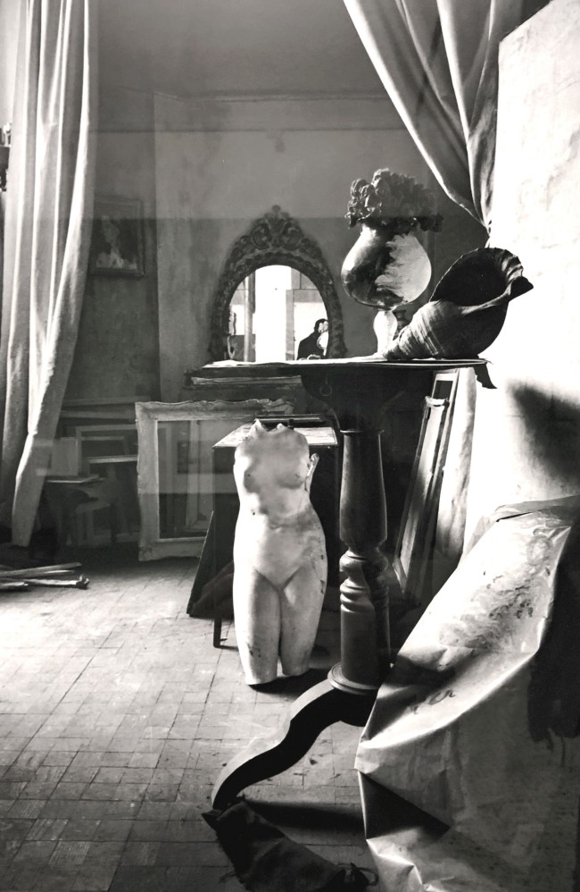 Camera incantata, 1938-1940, realizzata nello studio del pittore Piero Martina. In uno spazio come un palcoscenico, Mollino dispone due soggetti principali: il busto in gesso della Venere di Milo e il proprio volto riflesso nello specchio. Scultura e autoritratto s’incontrano nello spazio metafisico della fotografia Camera incantata, 1938-1940, realizzata nello studio del pittore Piero Martina. In uno spazio come un palcoscenico, Mollino dispone due soggetti principali: il busto in gesso della Venere di Milo e il proprio volto riflesso nello specchio. Scultura e autoritratto s'incontrano nello spazio metafisico della fotografia