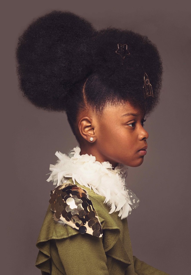 AfroArt by Regis e Kahran AfroArt è l'ambizioso progetto di una coppia americana di fotografi, Regis e Kahran, che ha voluto celebrare la bellezza delle ragazze afro attraverso i loro capelli ricci, spesso esclusi dai canoni di bellezza