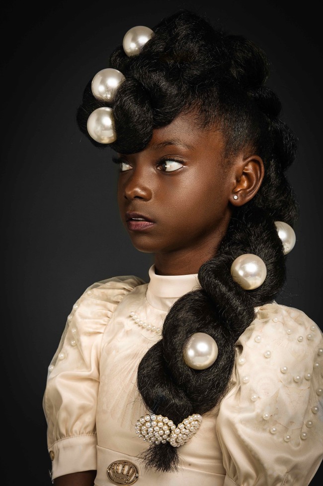 AfroArt è l'ambizioso progetto di una coppia americana di fotografi, Regis e Kahran, che ha voluto celebrare la bellezza delle ragazze afro attraverso i loro capelli ricci, spesso esclusi dai canoni di bellezza