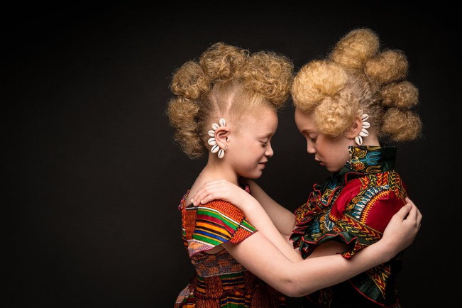 AfroArt by Regis e Kahran AfroArt è l'ambizioso progetto di una coppia americana di fotografi, Regis e Kahran, che ha voluto celebrare la bellezza delle ragazze afro attraverso i loro capelli ricci, spesso esclusi dai canoni di bellezza