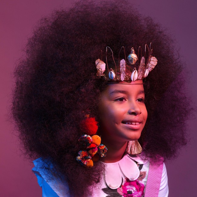 AfroArt by Regis e Kahran AfroArt è l'ambizioso progetto di una coppia americana di fotografi, Regis e Kahran, che ha voluto celebrare la bellezza delle ragazze afro attraverso i loro capelli ricci, spesso esclusi dai canoni di bellezza