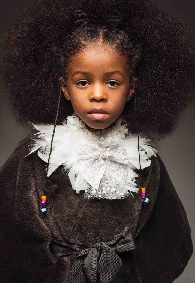 AfroArt by Regis e Kahran AfroArt è l'ambizioso progetto di una coppia americana di fotografi, Regis e Kahran, che ha voluto celebrare la bellezza delle ragazze afro attraverso i loro capelli ricci, spesso esclusi dai canoni di bellezza
