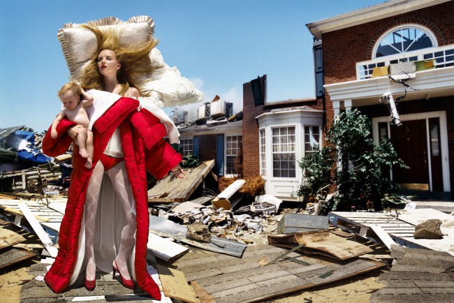 The House At The End Of The World, 2005 © David LaChapelle Studio The House At The End Of The World, 2005 © David LaChapelle Studio. Nella mostra "Viktor & Rolf: Fashion Artists 25 Years", oltre 45 capi provenienti dall'archivio della maison e da importanti collezioni museali