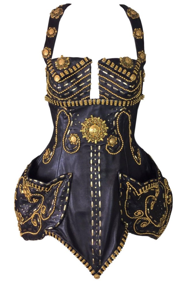 Corpetto in pelle nera Versace della Bondage Collection, fatto sfilare su Nadège du Bospertus durante lo show del ’92 al Ritz di Parigi