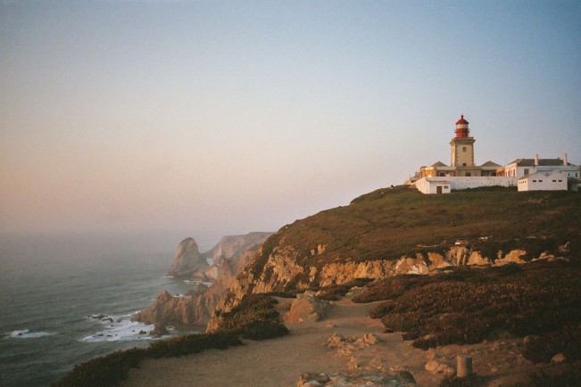 sintra portogallo cabo da roca faro Cabo da Roca. Sintra è per il Portogallo una meta turistica. Di quelle vere, con turisti veri muniti di macchina fotografica, smartphone e bastoni per i selfie. Si tratta di un luogo intriso di una magia tutta sua e per questo motivo va visitato.
