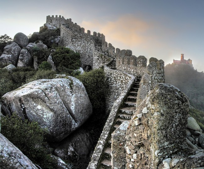 Sintra, Portogallo, Castelo dos Mouros Sintra, Portogallo, Castelo dos Mouros. Sintra è per il Portogallo una meta turistica. Di quelle vere, con turisti veri muniti di macchina fotografica, smartphone e bastoni per i selfie. Si tratta di un luogo intriso di una magia tutta sua e per questo motivo va visitato.