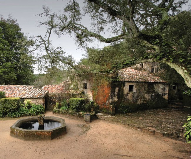 Sintra, Portogallo, Convento dos Capuchos Sintra, Portogallo, Convento dos Capuchos. Sintra è per il Portogallo una meta turistica. Di quelle vere, con turisti veri muniti di macchina fotografica, smartphone e bastoni per i selfie. Si tratta di un luogo intriso di una magia tutta sua e per questo motivo va visitato.