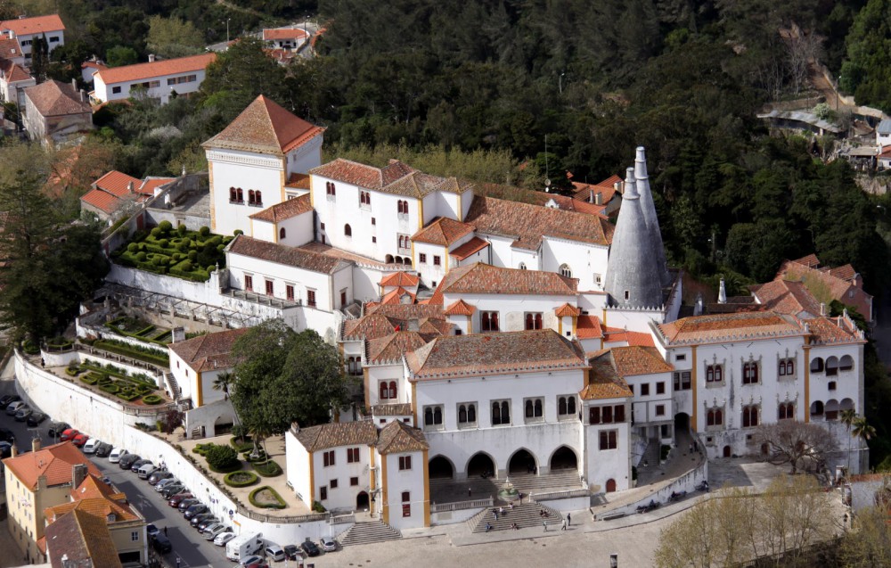 Sintra, Portogallo, Palácio Nacional Sintra, Portogallo, Palácio Nacional. Sintra è per il Portogallo una meta turistica. Di quelle vere, con turisti veri muniti di macchina fotografica, smartphone e bastoni per i selfie. Si tratta di un luogo intriso di una magia tutta sua e per questo motivo va visitato.