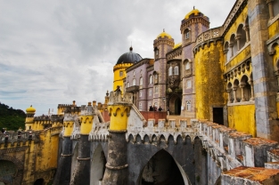 Sintra, Portogallo, Palácio Nacional da Pena e Parque da Pena. Sintra è per il Portogallo una meta turistica. Di quelle vere, con turisti veri muniti di macchina fotografica, smartphone e bastoni per i selfie. Si tratta di un luogo intriso di una magia tutta sua e per questo motivo va visitato.