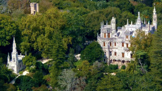 Sintra, Portogallo, Quinta da Regaleira Sintra, Portogallo, Quinta da Regaleira. Sintra è per il Portogallo una meta turistica. Di quelle vere, con turisti veri muniti di macchina fotografica, smartphone e bastoni per i selfie. Si tratta di un luogo intriso di una magia tutta sua e per questo motivo va visitato.