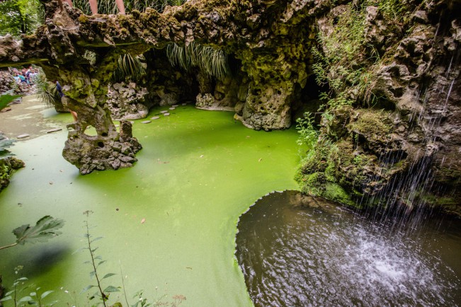 Sintra, Portogallo, Quinta da Regaleira Sintra, Portogallo, Quinta da Regaleira. Sintra è per il Portogallo una meta turistica. Di quelle vere, con turisti veri muniti di macchina fotografica, smartphone e bastoni per i selfie. Si tratta di un luogo intriso di una magia tutta sua e per questo motivo va visitato.