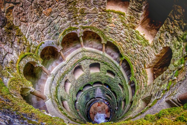 Sintra, Portogallo, Quinta da Regaleira Sintra, Portogallo, Quinta da Regaleira, pozzo iniziatico. Sintra è per il Portogallo una meta turistica. Di quelle vere, con turisti veri muniti di macchina fotografica, smartphone e bastoni per i selfie. Si tratta di un luogo intriso di una magia tutta sua e per questo motivo va visitato.