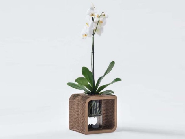Linea vasi decorativi portafiori To Be by Giorgio Caporaso, 2012. Collezione Ecodesign, LessMore Vaso decorativo in cartone portafiori To Be by Giorgio Caporaso, 2012. Collezione Ecodesign, LessMore