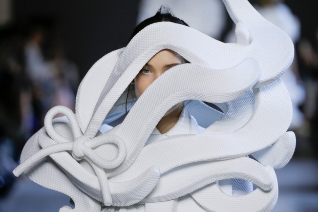 Viktor & Rolf Viktor & Rolf Haute Couture Spring Summer 2016, Performance of Scultures