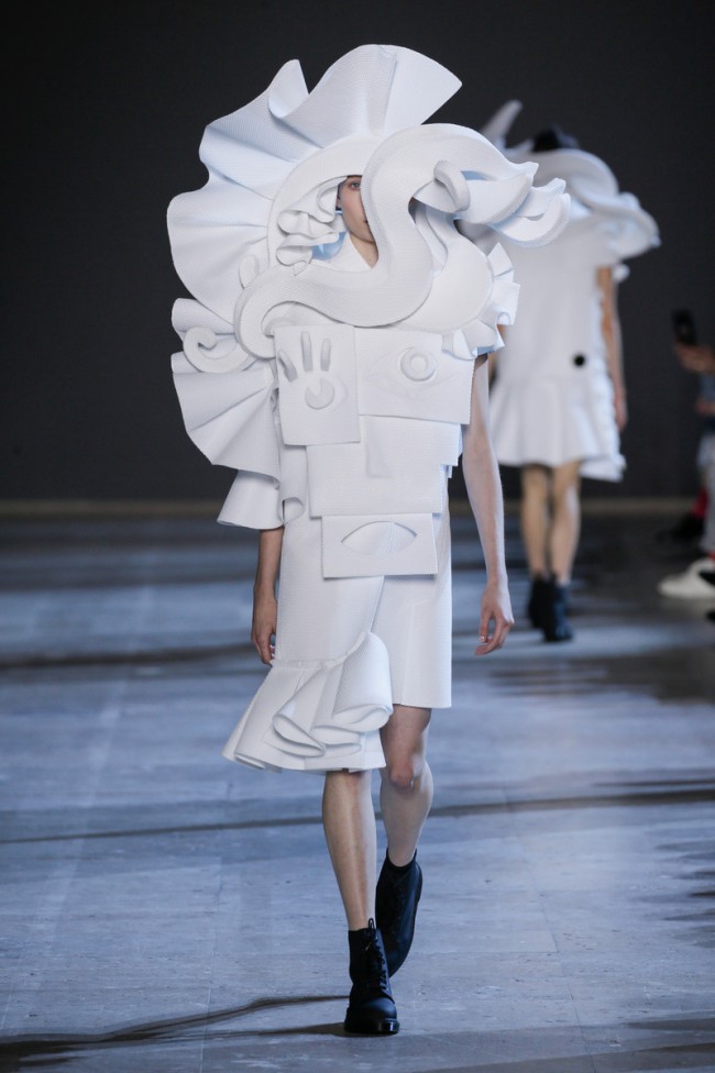 Viktor & Rolf Haute Couture Spring Summer 2016, Performance of Scultures